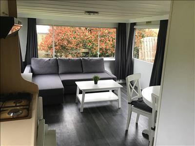 Vrijliggende stacaravan, 5p. Met vrij uitzicht, privé veranda en zwemvijver.