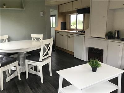 Vrijliggende stacaravan, 5p. Met vrij uitzicht, privé veranda en zwemvijver.