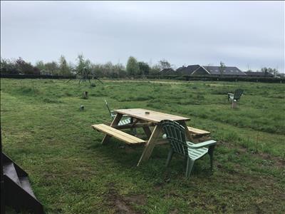 Vrijstaande stacaravan retro, vrij uitzicht, zwemvijver, 2h wandelgebied.