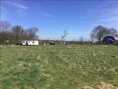 Vrijstaande stacaravan retro, vrij uitzicht, zwemvijver, 2h wandelgebied.