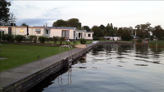 OP EEN UNIEKE PLEK TE HUUR DIRECT AAN DE BELTERWIEDE NA BIJ GIETHOORN STACARAVAN TE HUUR.