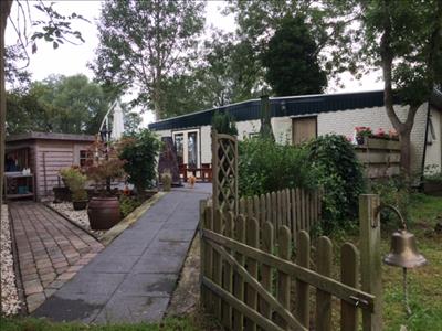 Schitterende chalet aan strand en Veluwemeer met veel privacy